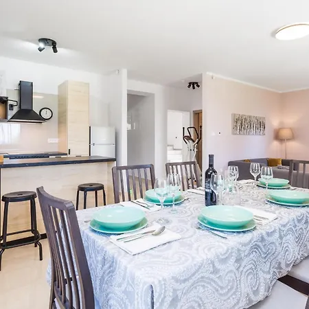 4 Bedroom Beautiful In Veprinac