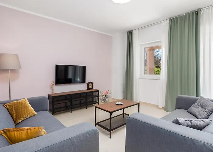 4 Bedroom Beautiful In Сasa de vacaciones Veprinac