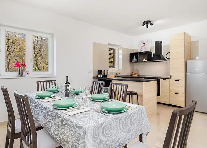 4 Bedroom Beautiful In Veprinac