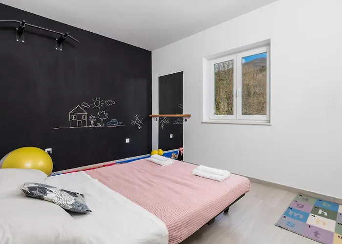 4 Bedroom Beautiful In Σπίτι διακοπών *