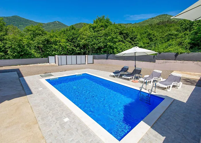 4 Bedroom Beautiful In Сasa de vacaciones Veprinac