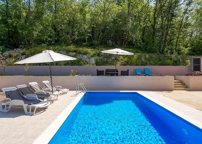 Сasa de vacaciones 4 Bedroom Beautiful In Veprinac