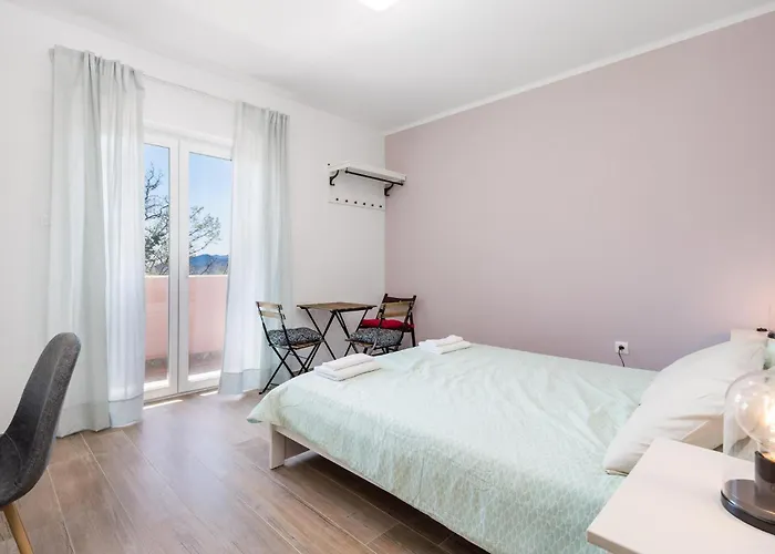 Сasa de vacaciones 4 Bedroom Beautiful In Veprinac