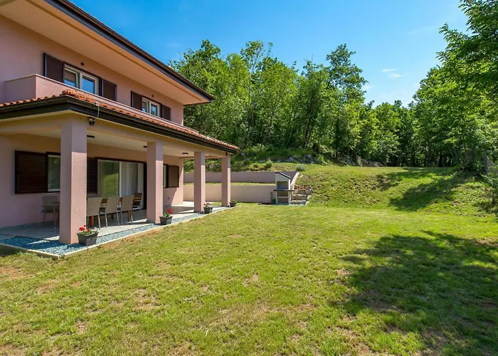 4 Bedroom Beautiful In Сasa de vacaciones *