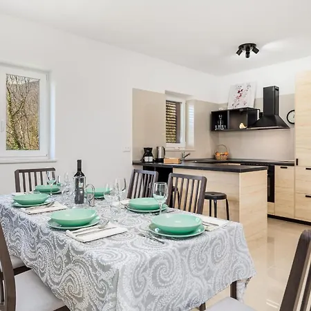 4 Bedroom Beautiful In Veprinac