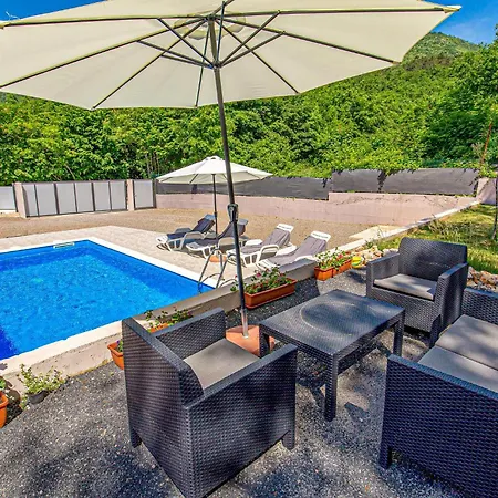 4 Bedroom Beautiful In Semesterbostad