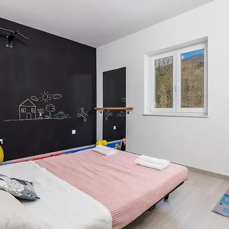 4 Bedroom Beautiful In Ferienhaus *
