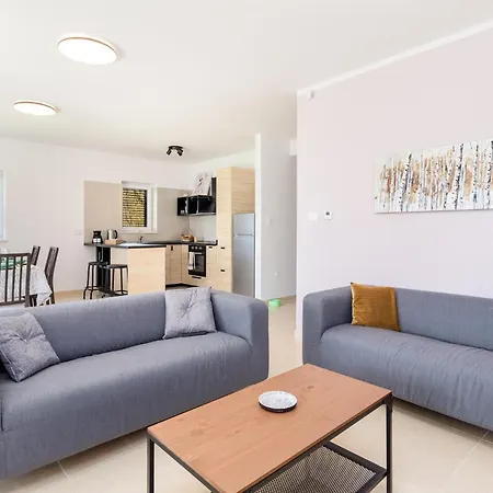 4 Bedroom Beautiful In Ferienhaus *