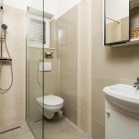 4 Bedroom Beautiful In Veprinac
