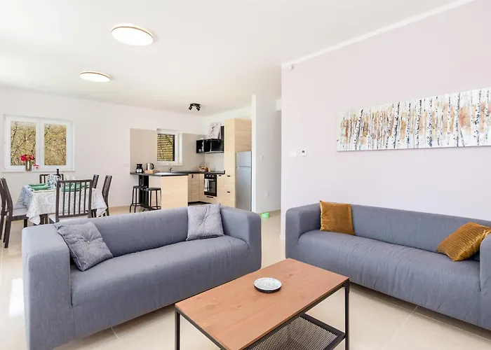 4 Bedroom Beautiful In בית נופש *
